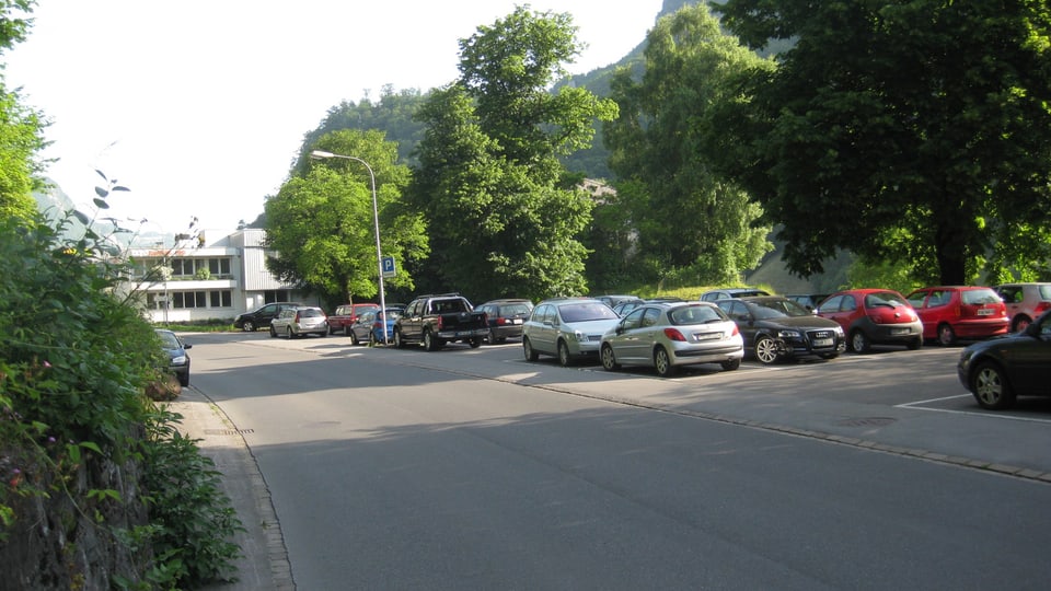 Ein Parkplatz, auf dem diverse Autos abgestellt sind.