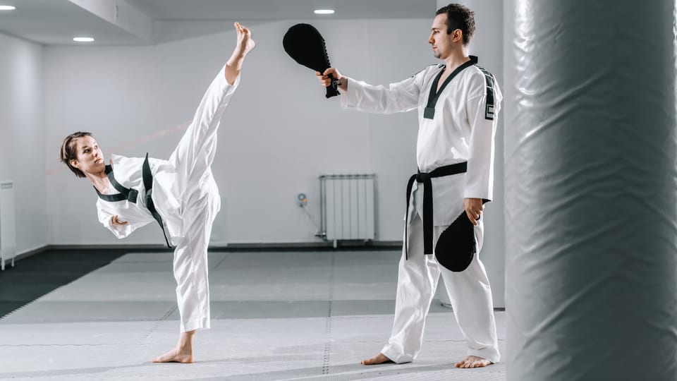 Frau ohne Arme trainiert Karate