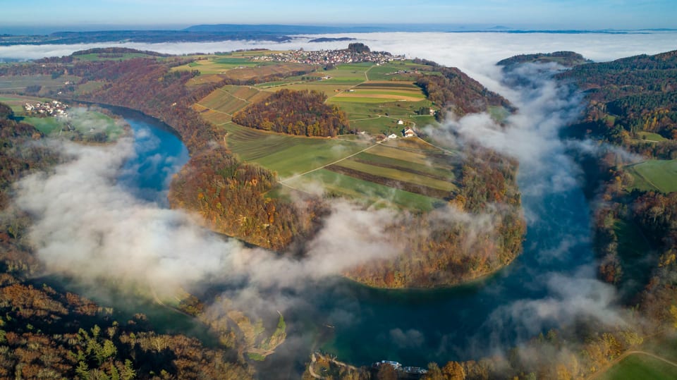 Blick von einer Drohne auf den Nebel über dem Rhein bei der Tössegg, Irchel (rechts) und Buchberg/SH sind nebelfrei.