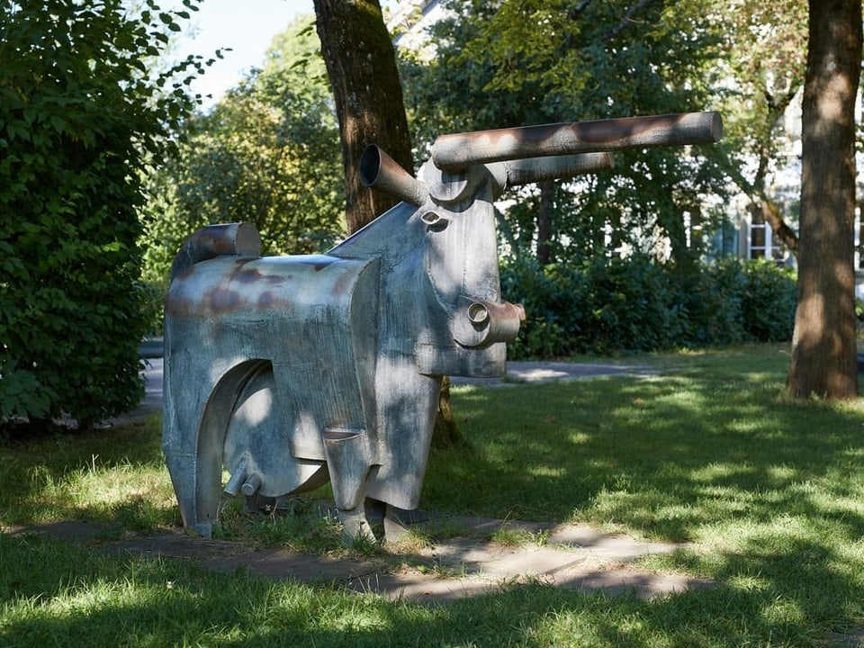 Skulptur einer Kuh auf einer Wiese