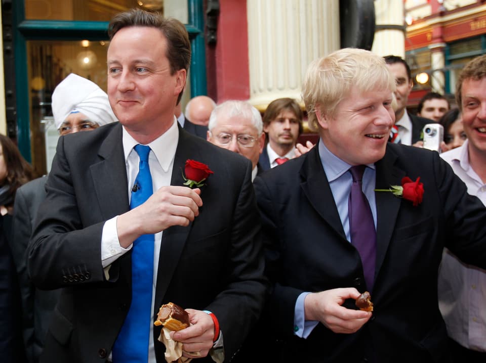 David Cameron und Boris Johnson gemeinsam, lächelnd, bei einer Wahlkampfveranstaltung