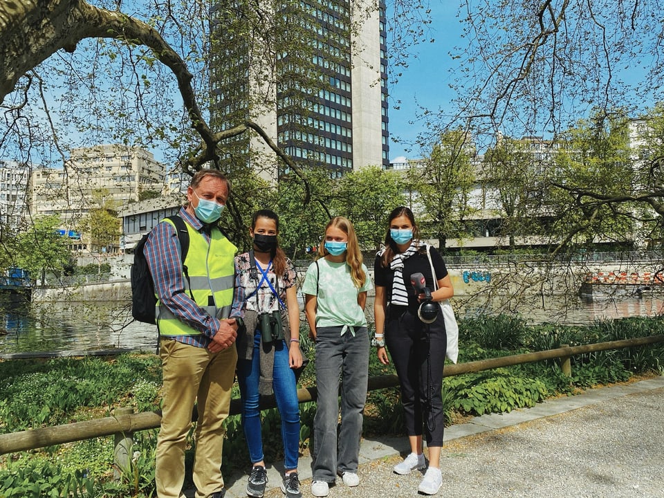 Max Ruckstuhl von der Grünstadt Zürich, Leanne, Joëlle und Reporterin Angela stehen im Platzspitzpark.