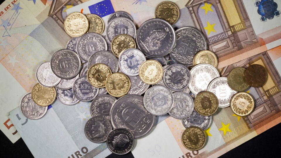 Schweizer-Franken-Münzen liegen auf Euro-Münzen.