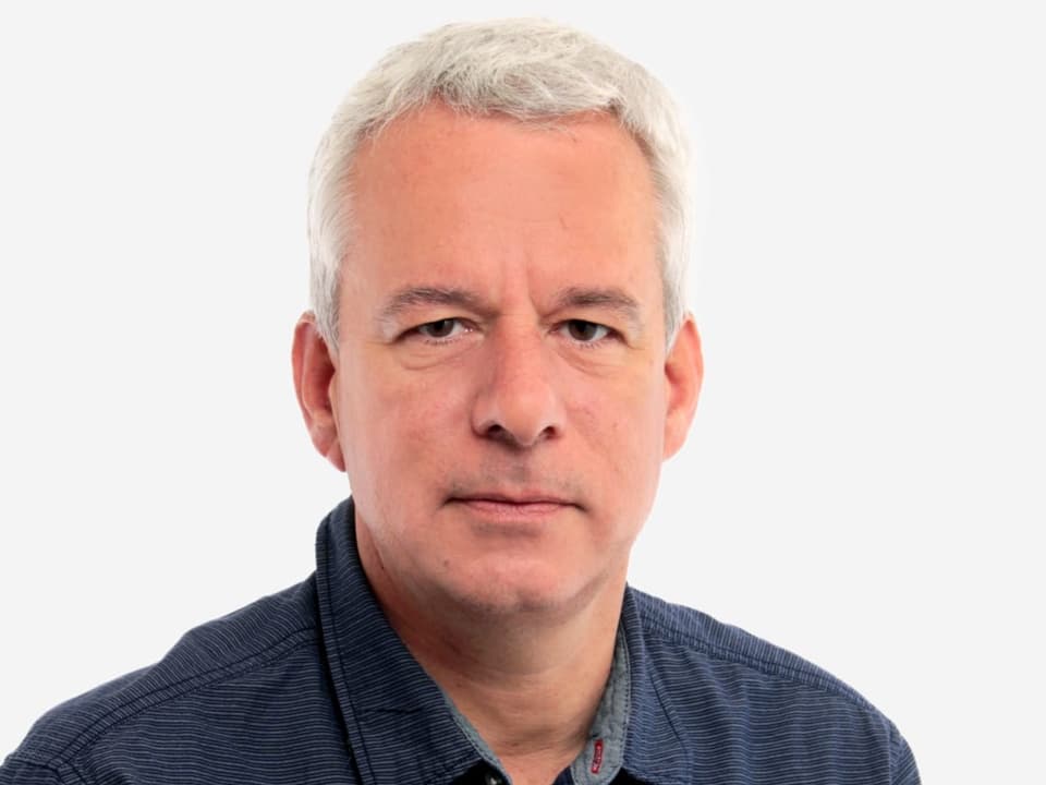 Mann mit kurzen blauen Haaren und blau gestreiftem Hemd