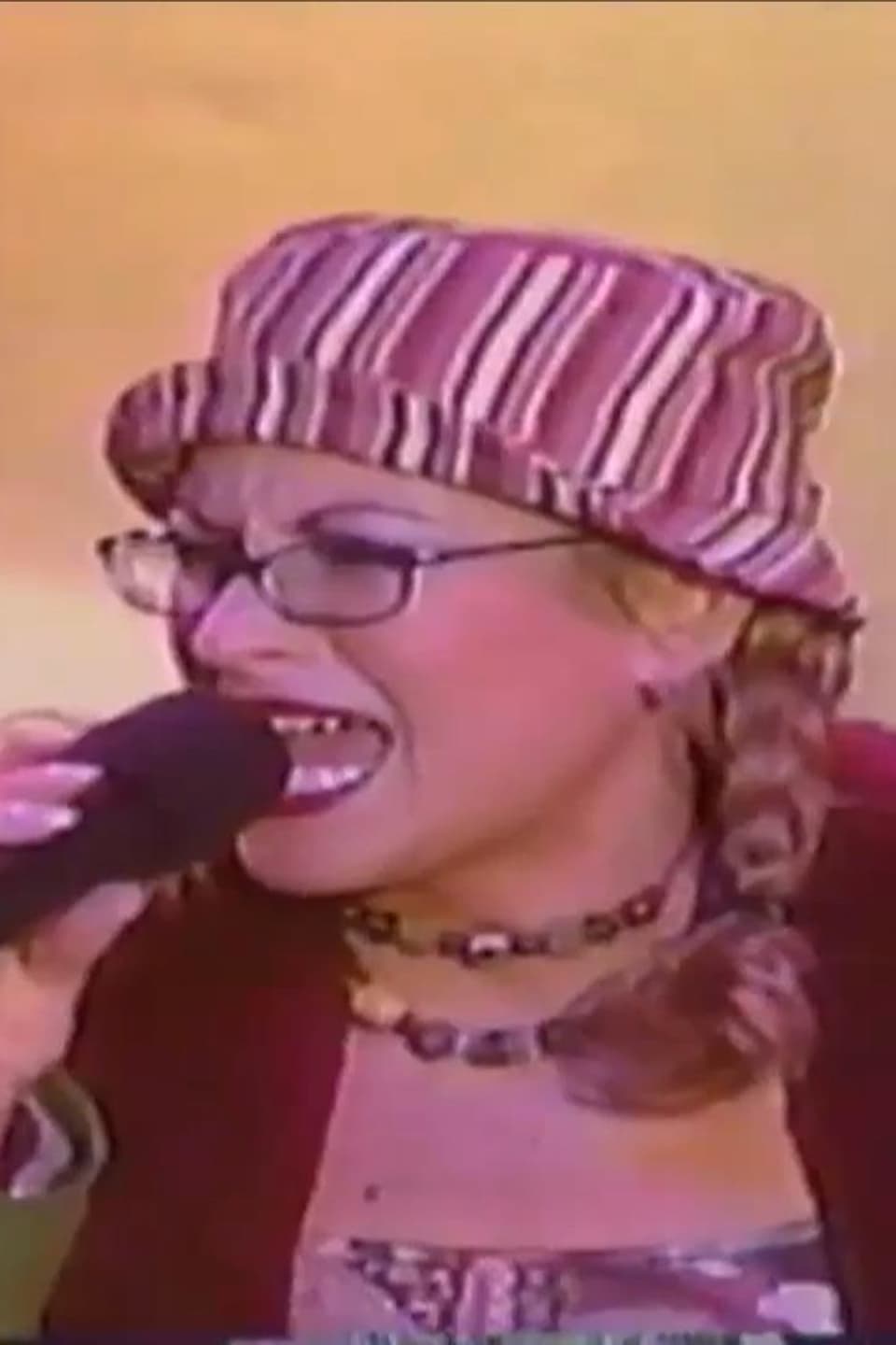 Anastacia am Singen mit Mütze 