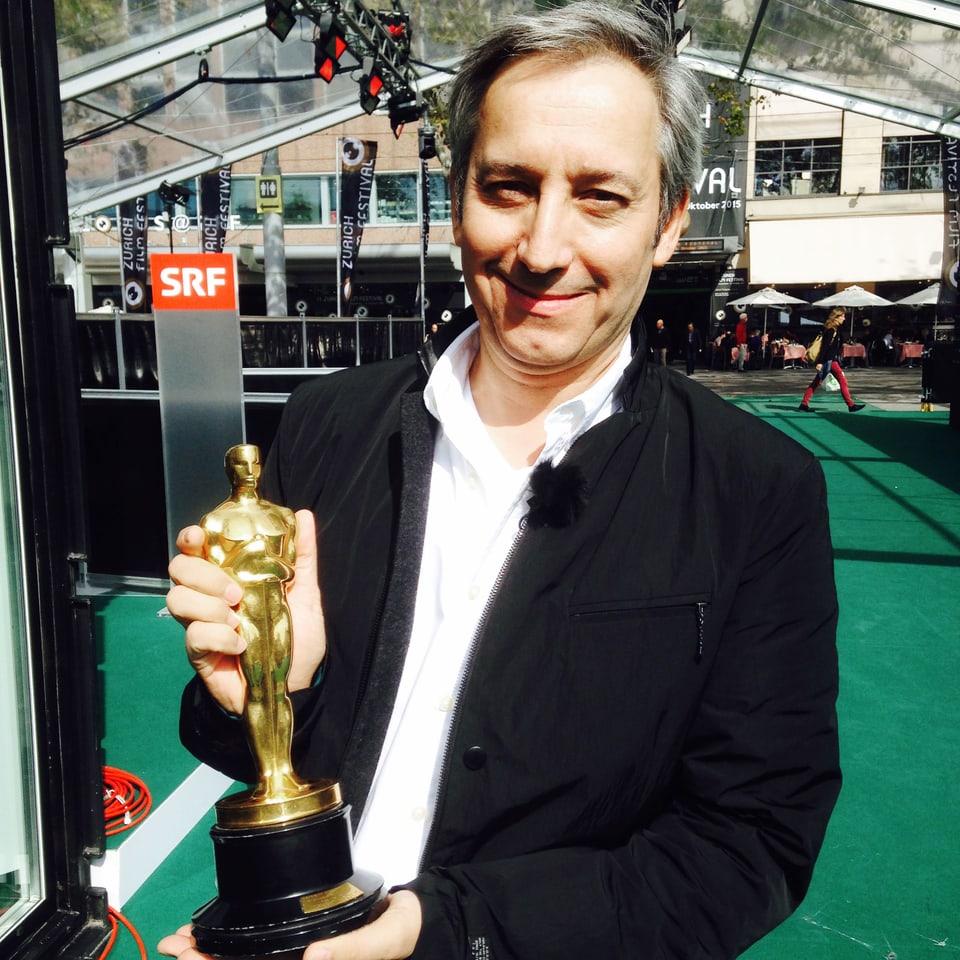 Heinz Schweizer hält einene Oscar.