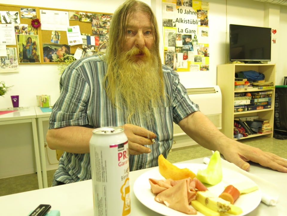 Kurt ist Stammgast im Alkistübli. Er isst jeden Tag dort.