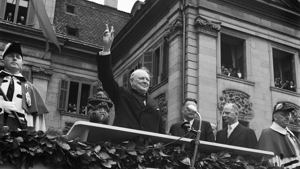 Winston Churchill spricht am 19. September im Münsterhof in Zürich. 