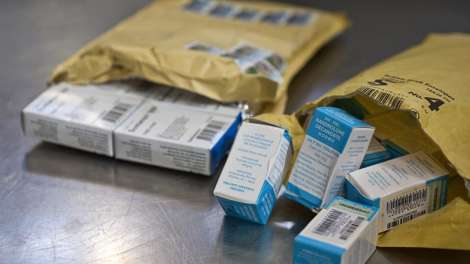 Im Postzollamt Zürich sichergestellte Postsendung mit Packungen des anabolen Steroids Nandrolon