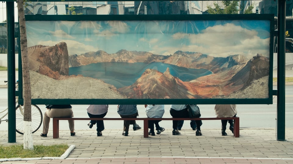 Bild eines Berges an einer Bushaltestelle