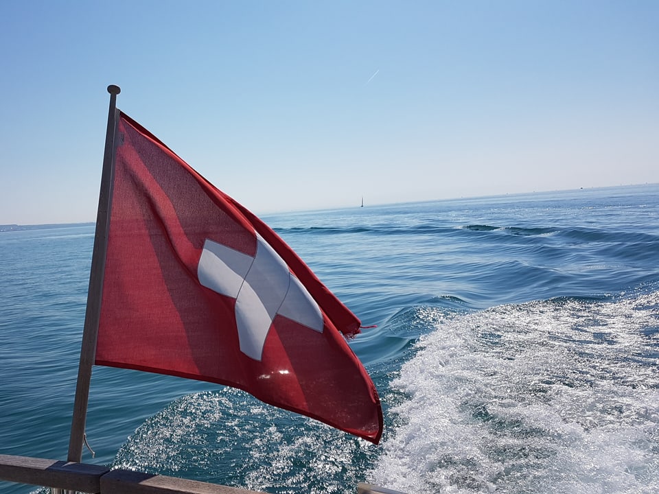 Schweizer Fahne auf See