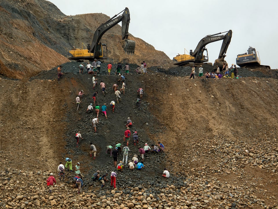 Jadesammler an einem Hang vor einer Mine.