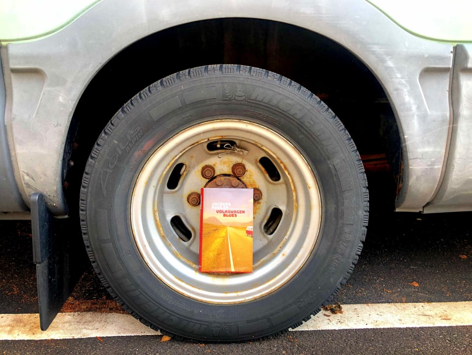On the Road «Volkswagen Blues» von Jacques Poulin steht in einem Autorad.