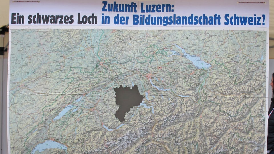 Eine Schweizerkarte, der Kanton Luzern ist schwarz eingefärbt.