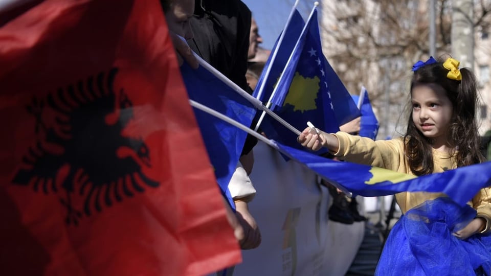 Albanische und kosovarische Flaggen, ein Mädchen ist auch auf dem Bild.