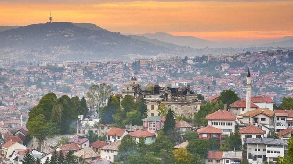 Stadtbild von Sarajevo bei Sonnenuntergang