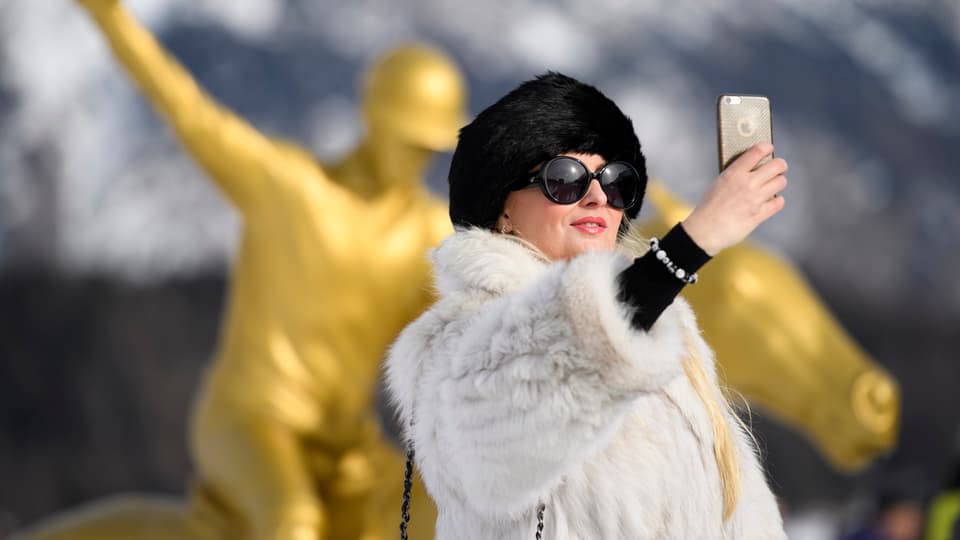 Eine Frau in Pelz macht ein Selfie.