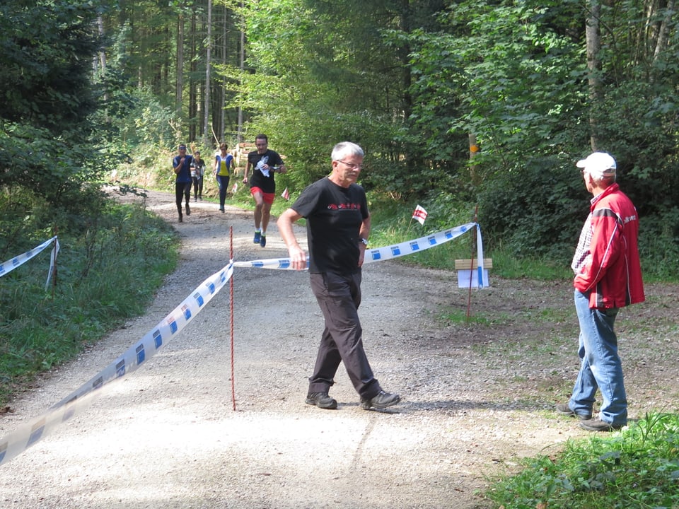 Ruth Humbel rennt auf einem Waldweg gleichzeitig mit anderen Läufern.