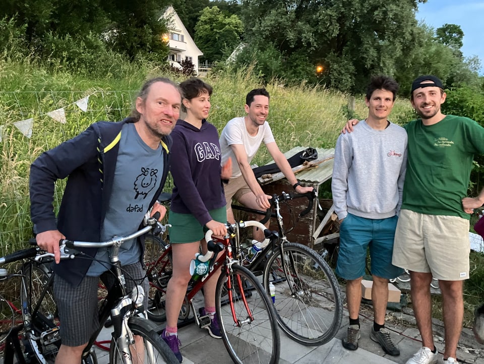 Fünf junge Menschen mit Fahrrädern auf Trainingsrollen
