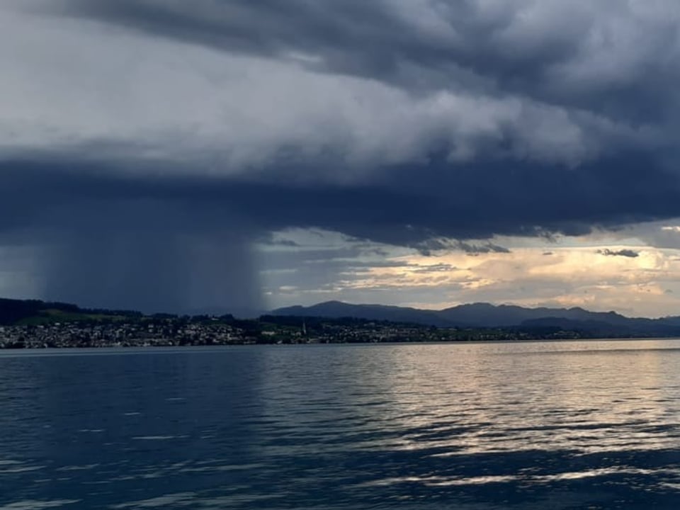Wädenswil/ZH See mit dunklen Wolken