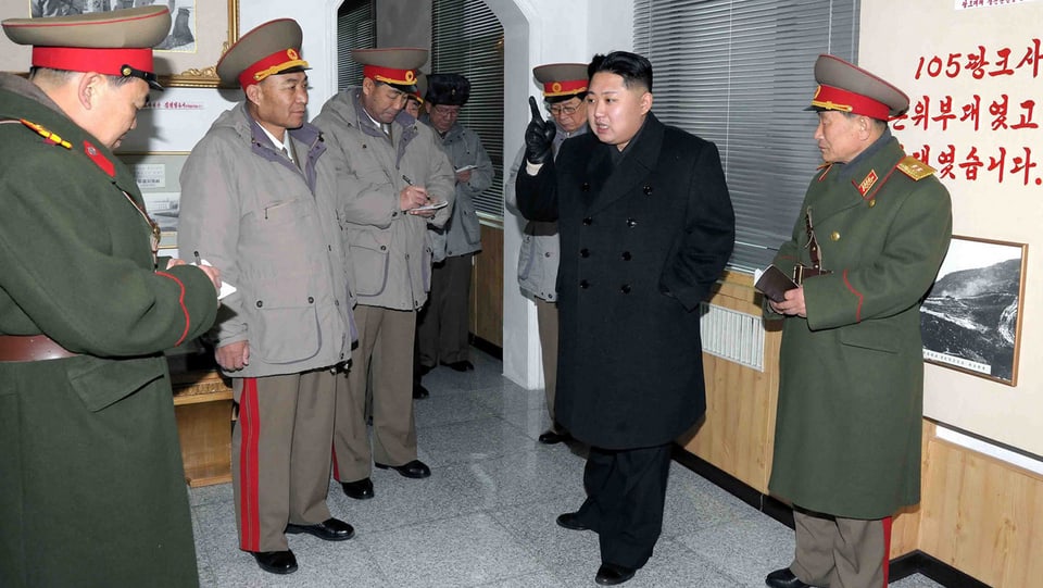 Kim Jong Un und einige Generäle
