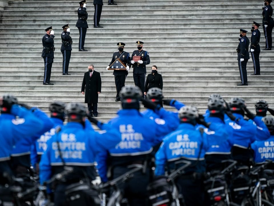Zeremonie für den verstorbenen Polizeibeamten beim Kapitol.