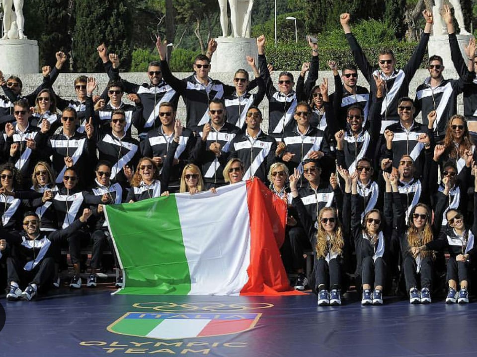 Italienisches Team mit Flagge.