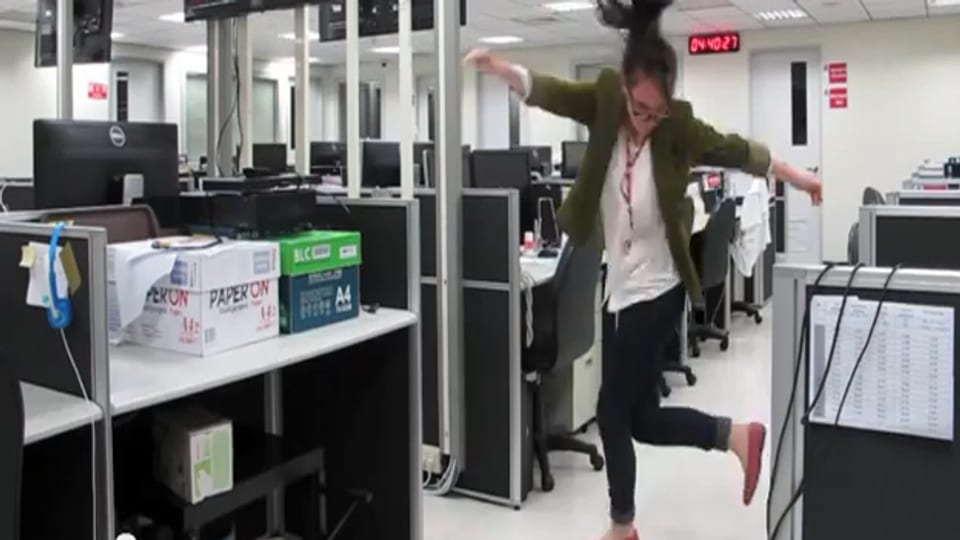 Marina tanzt im Büro