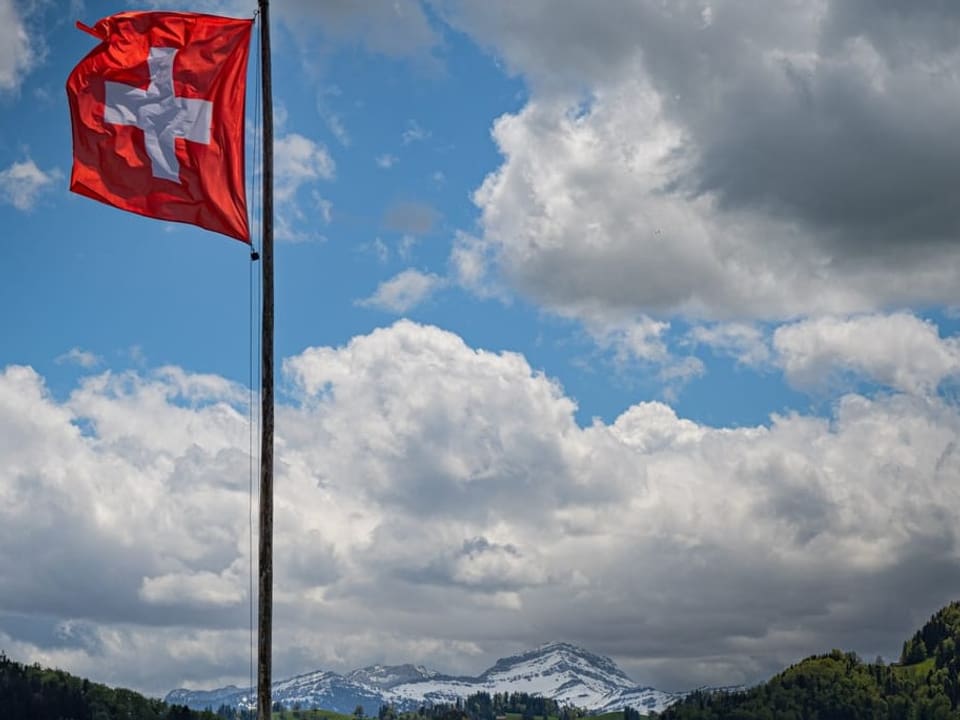 Eine Schweizer Fahne im Wind