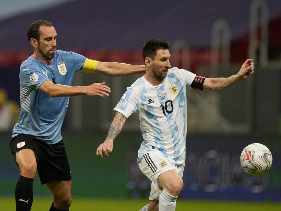 Lionel Messi entwischt Uruguay-Captain Diego Godin.