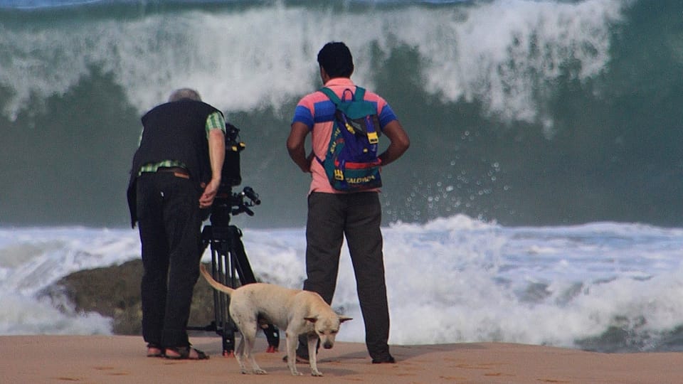 Kameramann und Assistent am Strand