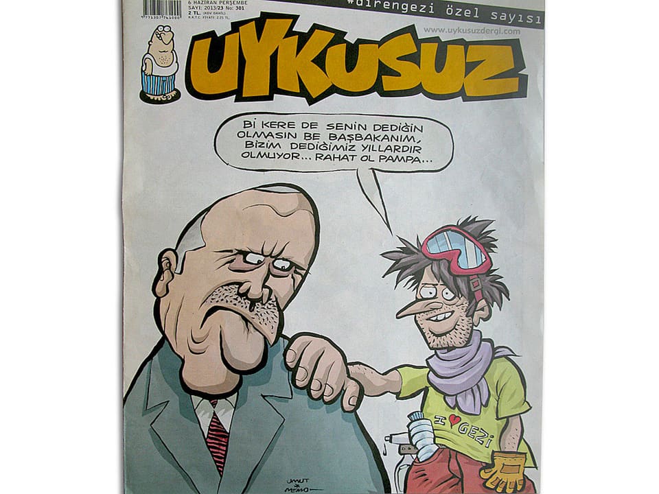 Das Heft Uykusuz zeigt einen lockeren jungen Mann in Demonstrationsmontur, wie er dem angespannten Ministerpräsidenten auf die Schulter klopft.