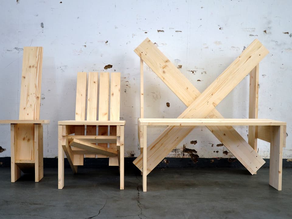 Drei Stühle aus hellem Holz in ähnlichem einfachem Konzept, aber unterschiedlich umgesetzt.