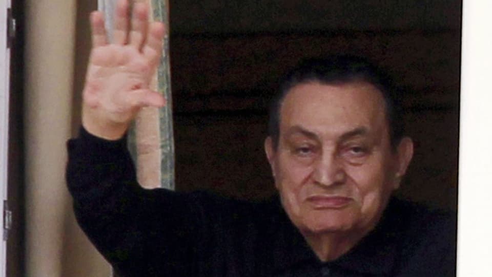 Hosni Mubarak winkt aus einem Fenster