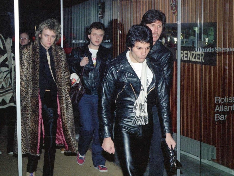 Die Rockband Queen verlässt ein Hotel.