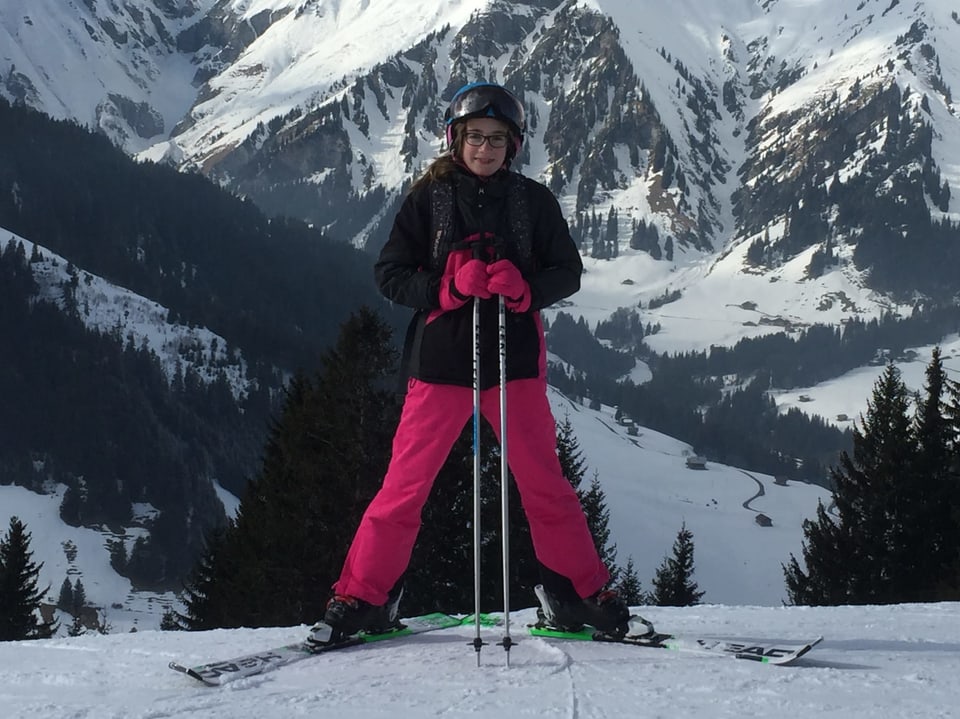 Mädchen im Skianzug