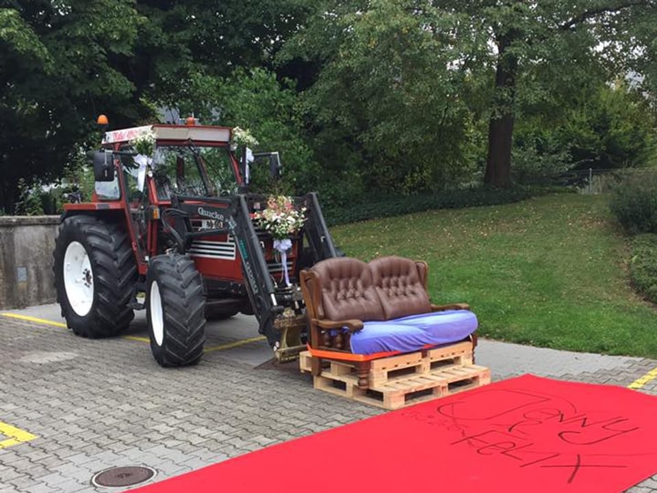 Traktor mit Couch - geschmückt für Hochzeit