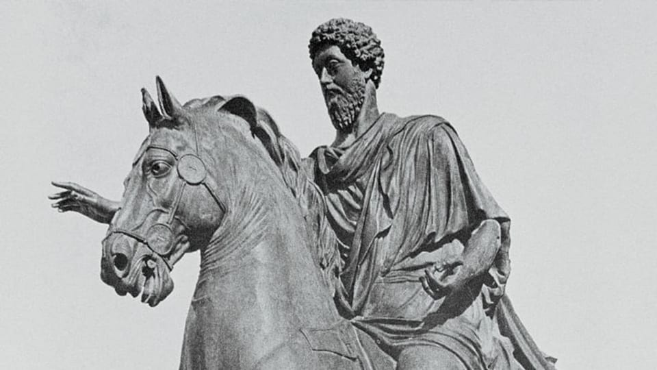 Reiterstandbild des römischen Kaisers Marc Aurel; er hat einen Lockenschopf, Bart und schaut in die Weite.