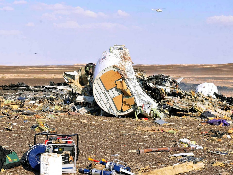 Trümmelteile des abgestürzten russischen Passagierjets liegen im Sand auf der Sinai-Haninsel. 