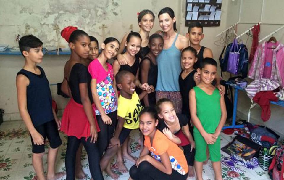 Anita mit Kindern in Kuba