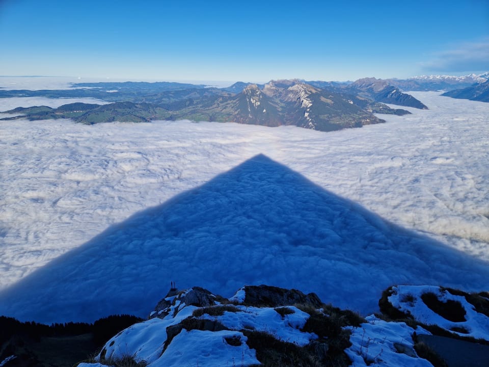 Niesen BE Wie eine Pyramide der Schatten.