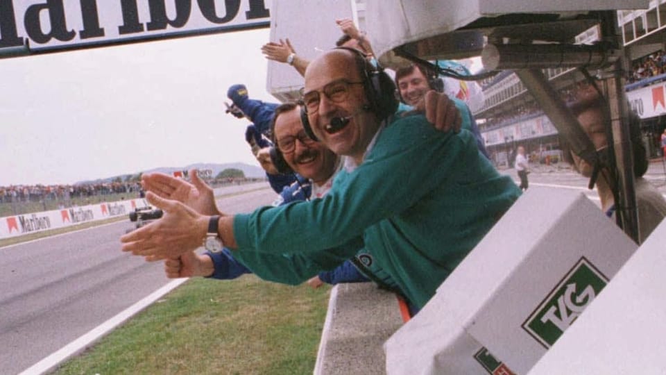 Peter Sauber klatscht bei der Zieleinfahrt einer seiner Piloten 1997 in Barcelona in die Hände.