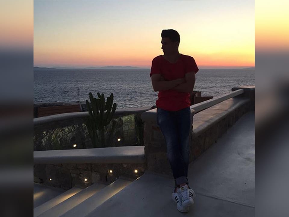 Fabian Schär auf Mykonos. Im Hintegrund sieht man einen Sonnenuntergang. 