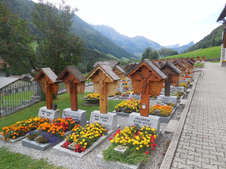 Kreuze auf dem Friedhof.