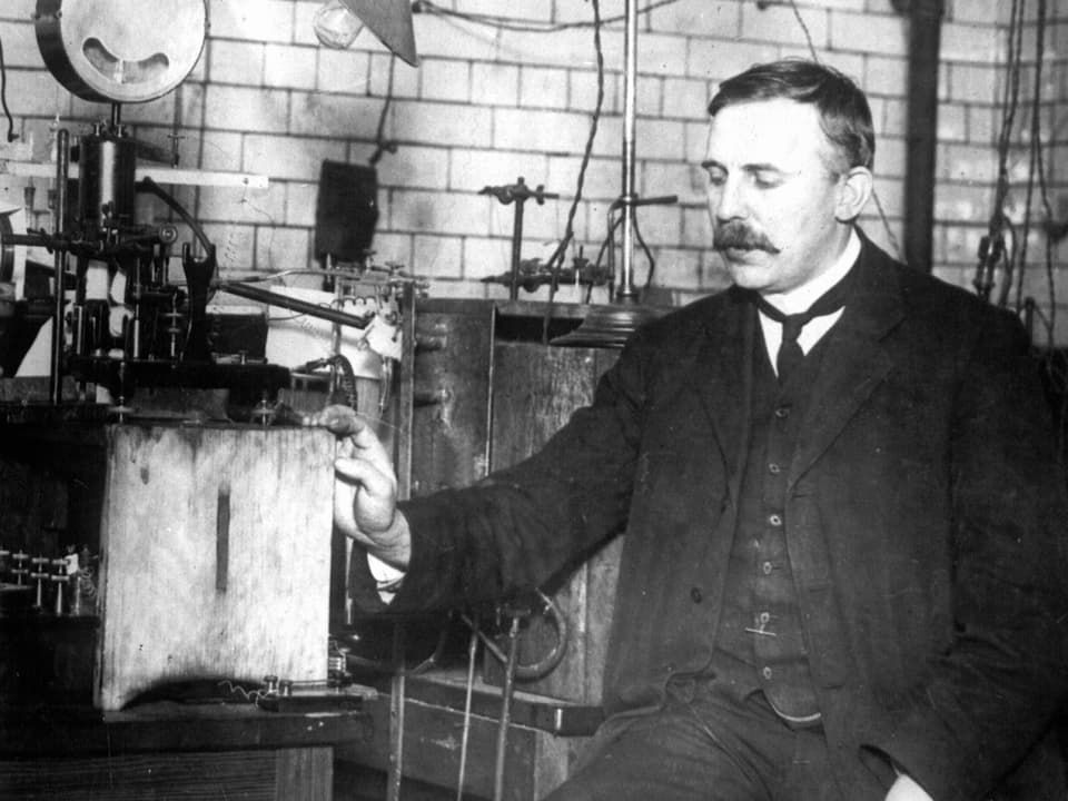 Ernest Rutherford in seinem Labor