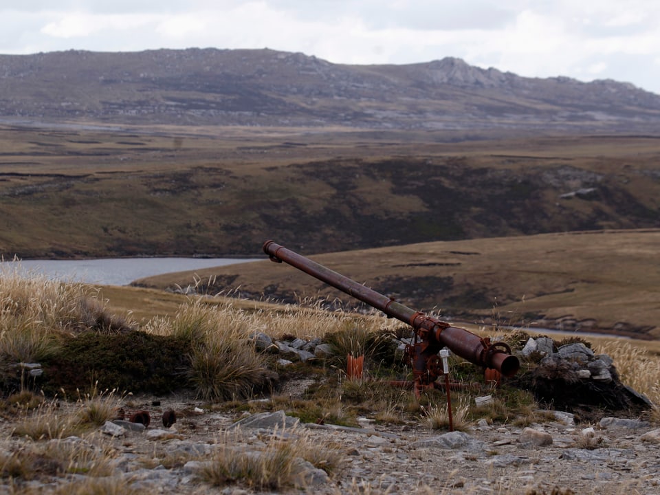 Eine Kanone liegt auf einem Feld auf den Falkland-Inseln.