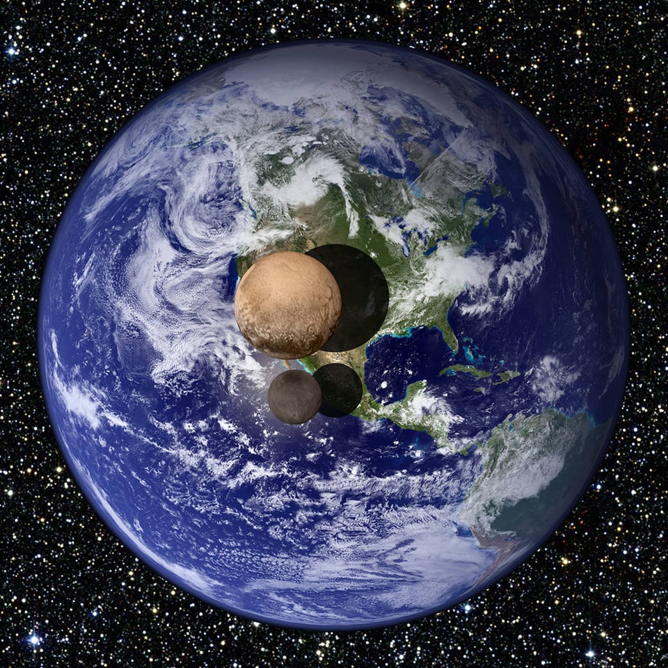 Kollage: Pluto und Charon klein vor der Erde