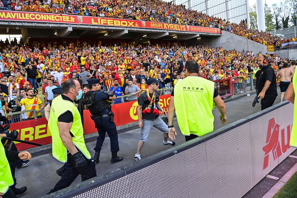Hielten die Polizei im Spiel gegen Lille auf Trab Ein Lens-Fan stürmt den Innenraum