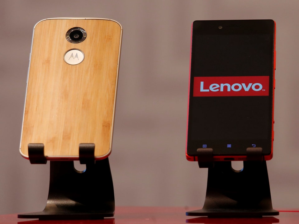 Vorder-und Rückseite Smartphone von Lenovo mit Holzgehäuse.