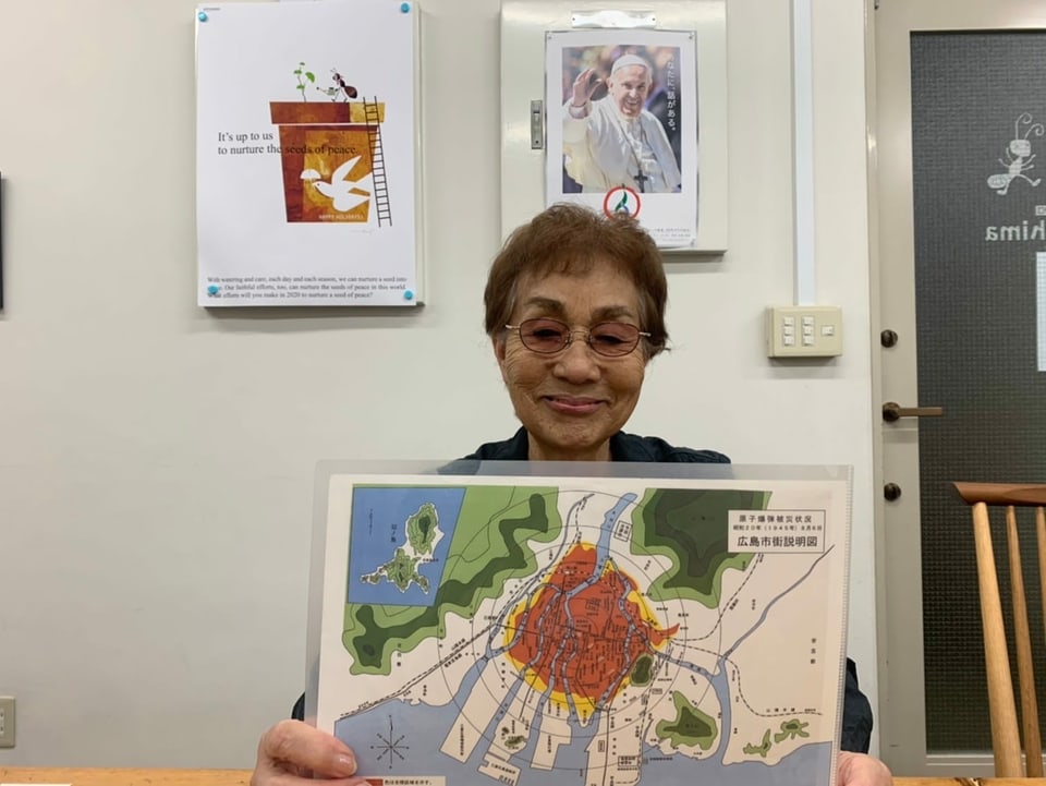 Emiko Okada mit Hiroshima-Karte.